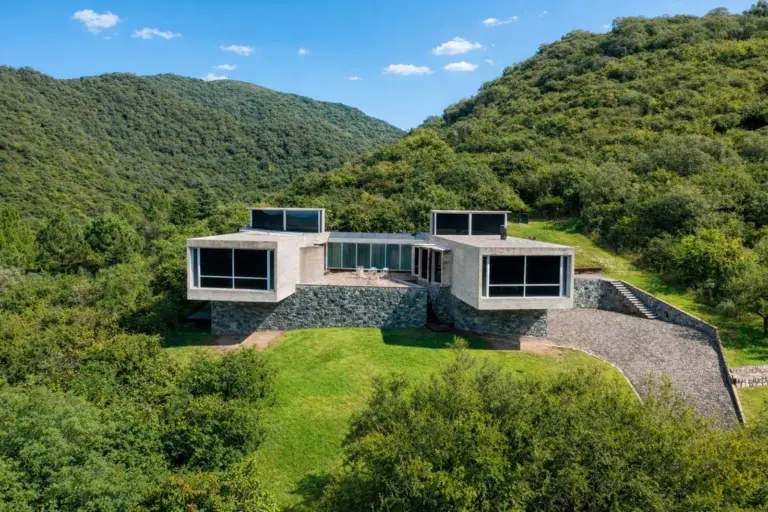 Fachada de la Casa Nekola diseñada por Miguel Ángel Roca en Río Ceballos, Córdoba