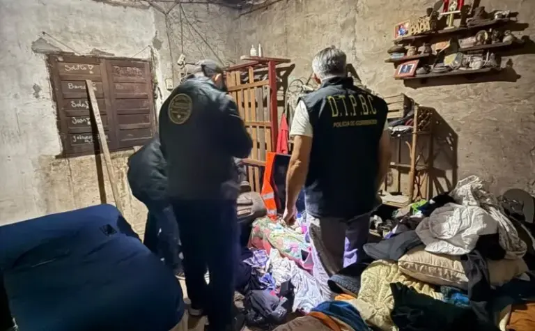 Móvil policial en la vía pública durante un operativo