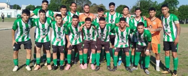 Jugadores de Sportivo Corrientes y Deportivo Mandiyú disputando un partido de fútbol en la Liga Correntina