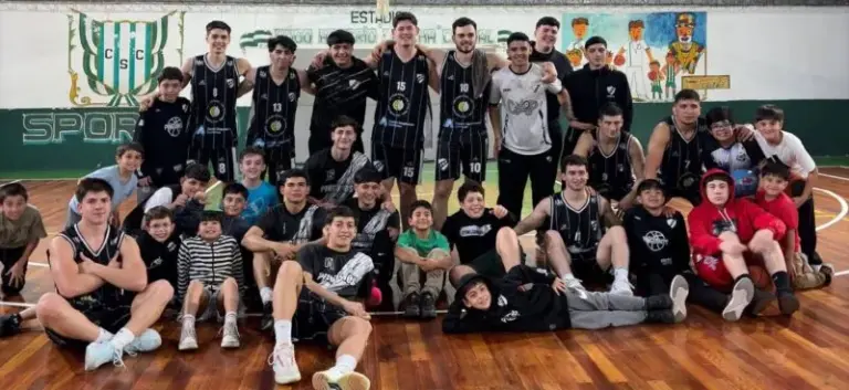 Partido de básquetbol entre Sportivo Corrientes y Pingüinos en el estadio Laucha Cabral
