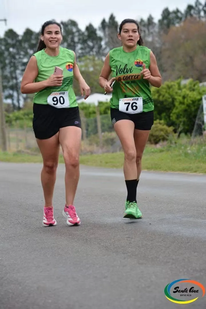 Atletas del Team Curuzú Porá durante la Maratón 129.º Aniversario de Santa Ana, en Entre Ríos