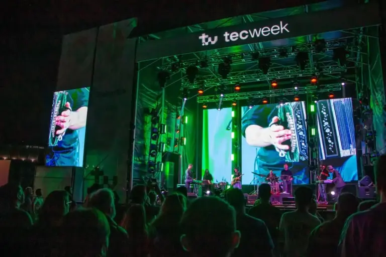 Logo de Tecweek Buenos Aires 2026 sobre fondo tecnológico