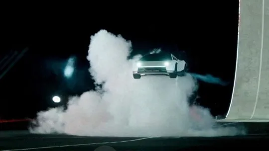 Prototipo del Tesla Roadster equipado con propulsores durante una demostración aérea en Texas