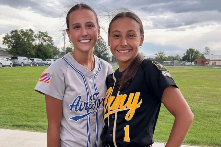 Jugadoras de sóftbol durante un partido en Montana