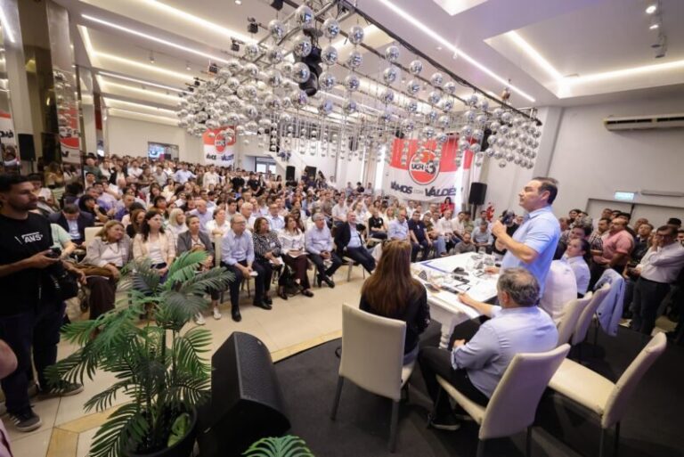 Gustavo Valdés, titular de la UCR Corrientes, durante el anuncio de la reforma de la Carta Orgánica