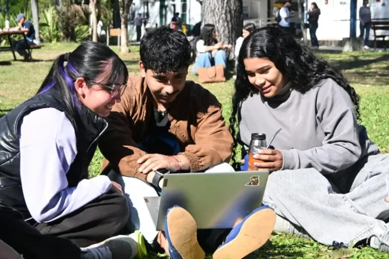 Estudiantes universitarios en el campus de la UNNE