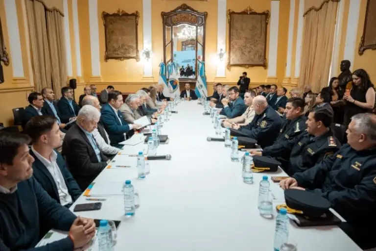 Gobernador Juan Pablo Valdés encabezando la reunión del Comando Operativo de Emergencia en Corrientes