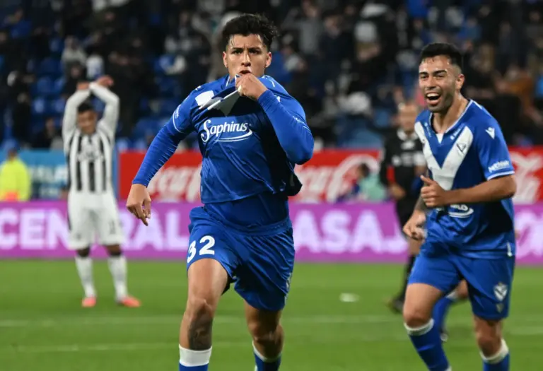 Thiago Silvero convierte el gol de Vélez ante Gimnasia de Mendoza