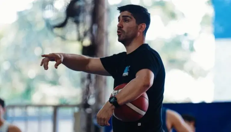 Villagrán, director técnico de Regatas Corrientes, durante un partido