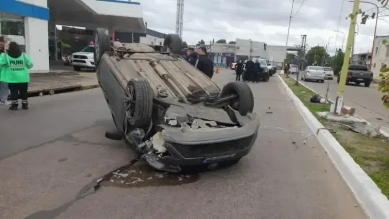 Vehículo volcado en la intersección de avenida Cazadores Correntinos y Tacuarí, en Corrientes