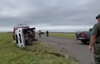 Camioneta volcada sobre la banquina de la Autovía 14 con acoplado ganadero