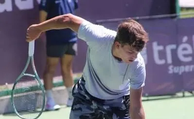 Carlos María Zárate durante un partido de tenis